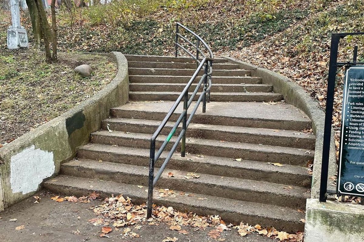 Image for skate spot Doughboy Plaza Curved 6 Flat 6 Rail