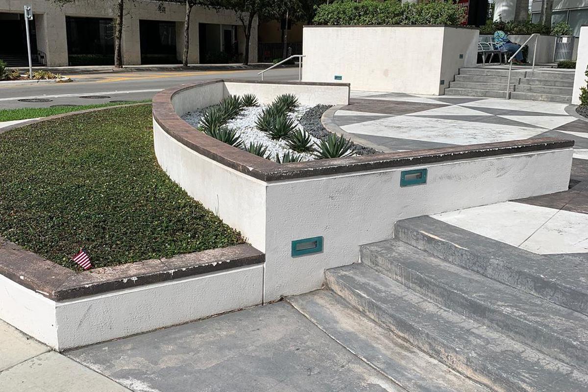 Image for skate spot Plaza 100 Out Ledge