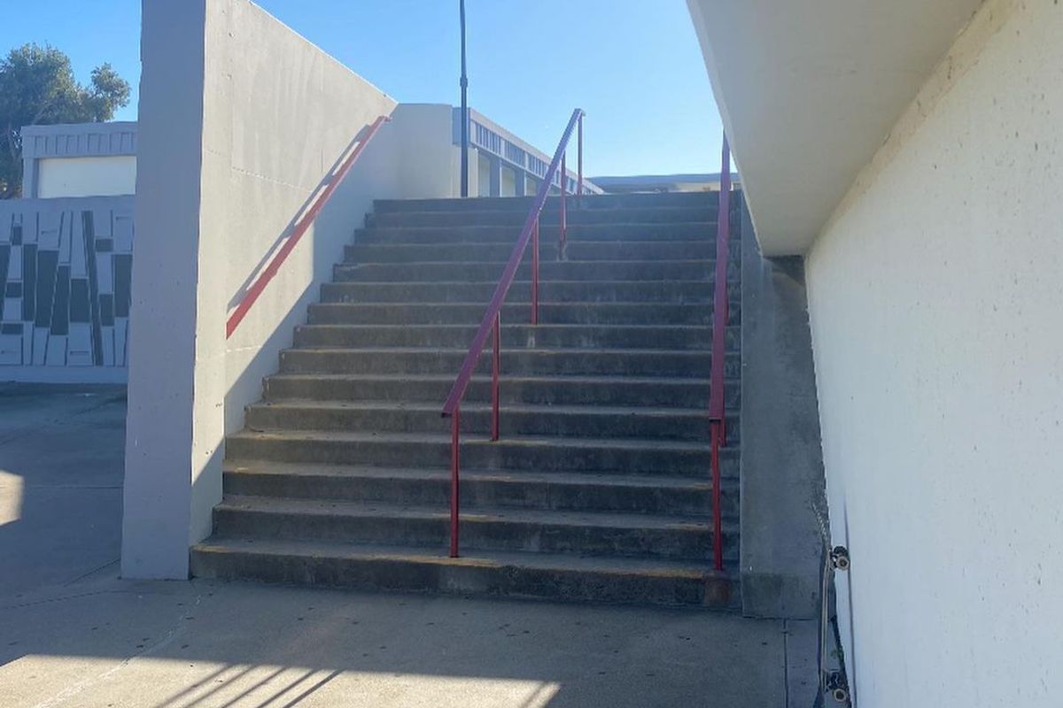Image for skate spot Seaside High School 15 Stair Rail