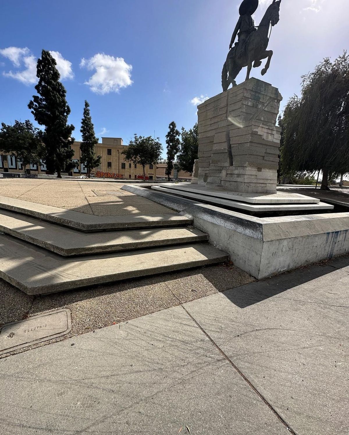 Image for skate spot Zapata Statue - Ledges