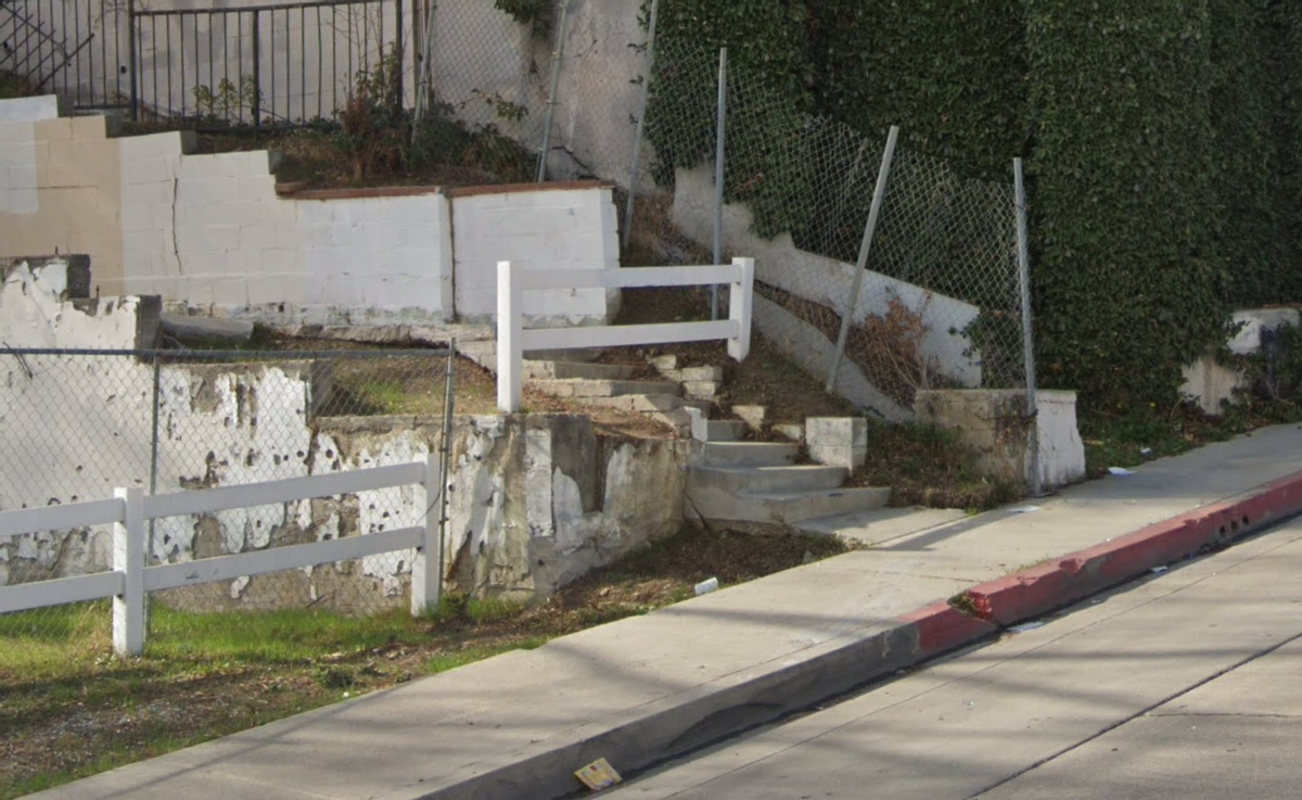 Image for skate spot W Mabel Ave - Fence Gap