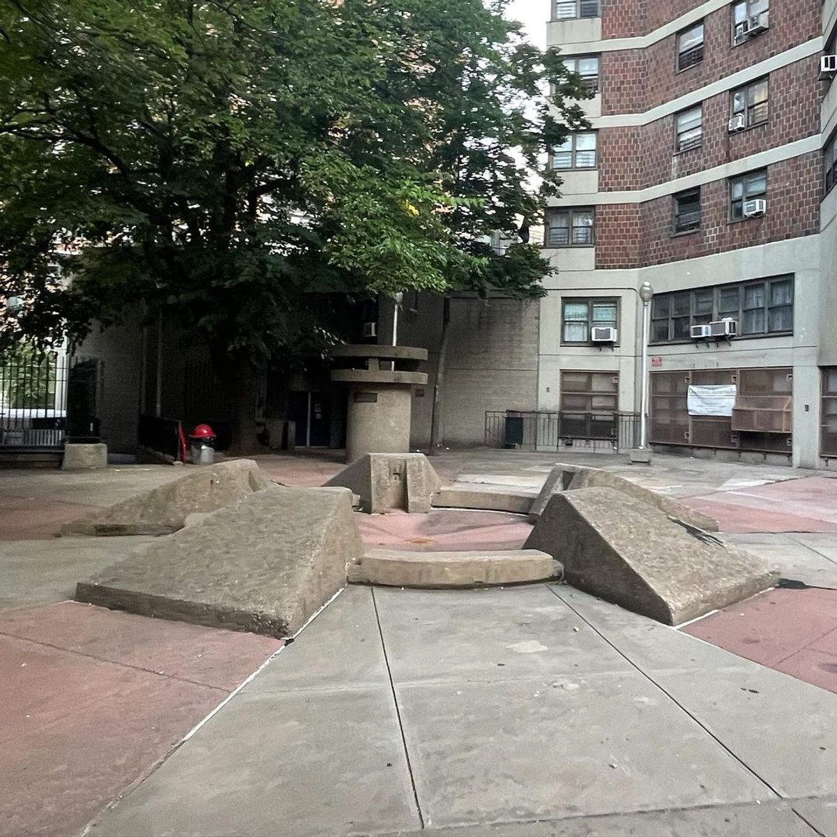 Image for skate spot W 64th St - Banks