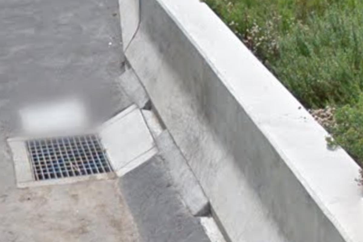 Image for skate spot Banked Barrier