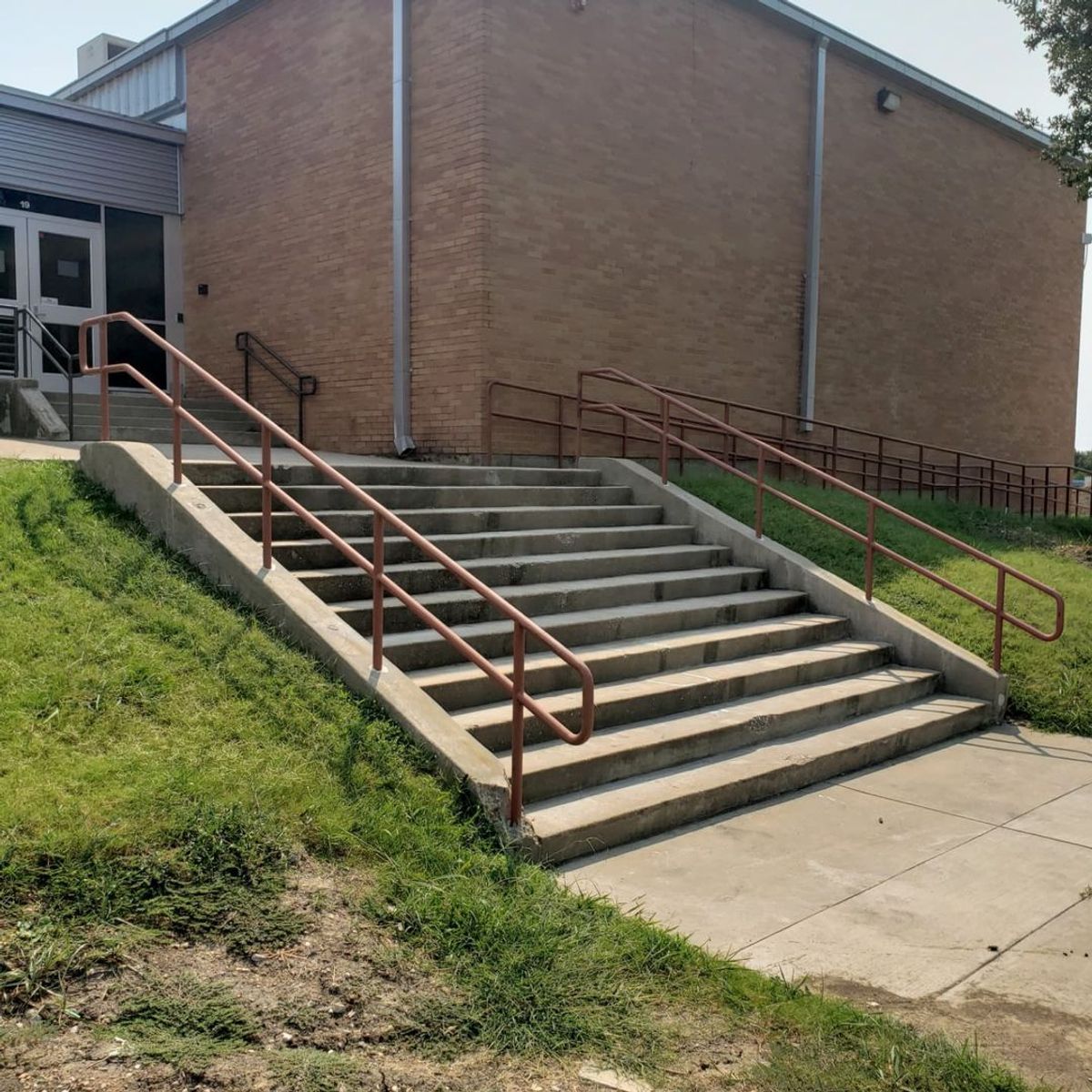 Image for skate spot Vivian Field Middle School - 11 Stair Rails