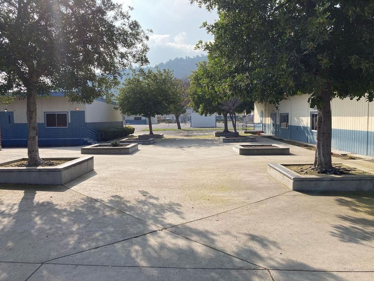 Image for skate spot Westmont Elementary School - Planter Ledges