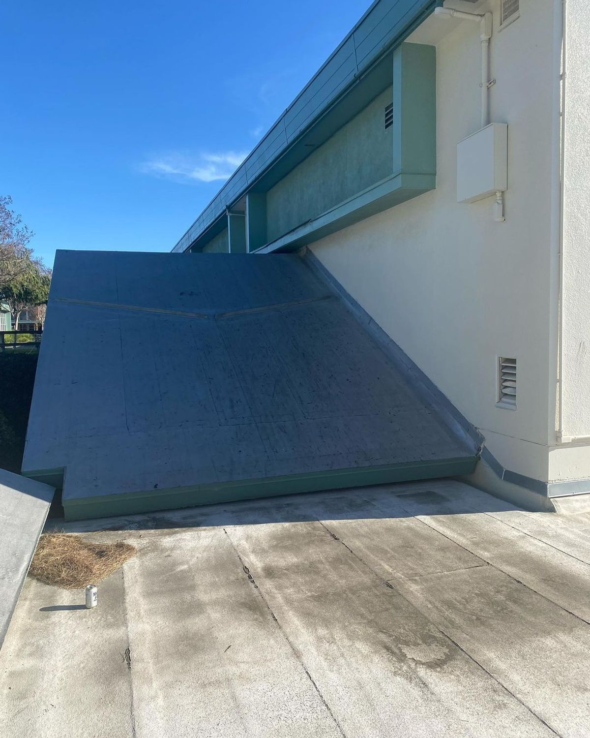 Image for skate spot John Muir Middle School - Rooftop Ledge Into Bank