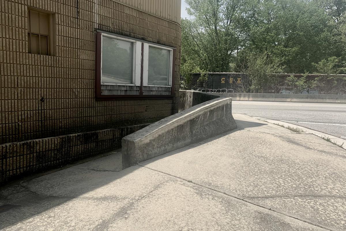 Image for skate spot Jersey Barrier Down Ledge