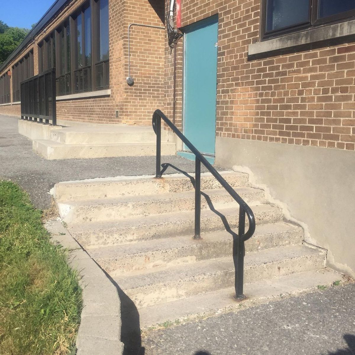 Image for skate spot Viscount Alexander Public School - Gap To Rail