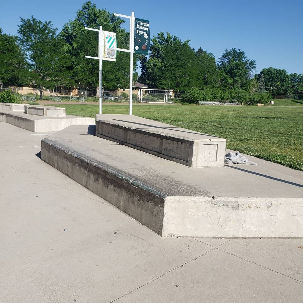 Image for skate spot Slavens Elementary School - Ledges