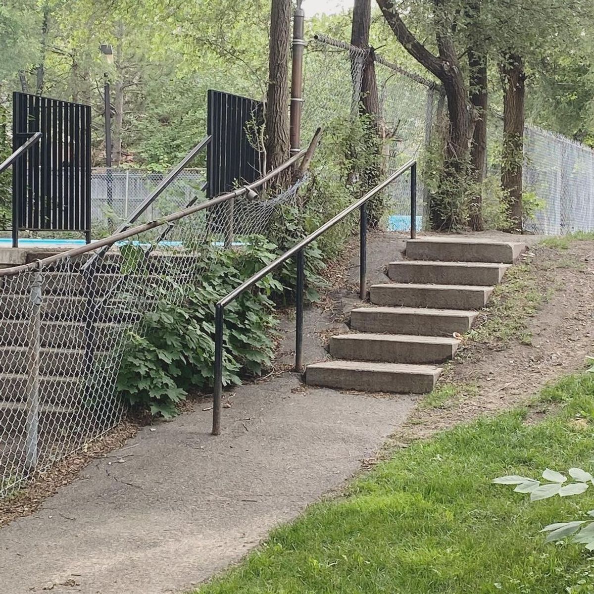 Image for skate spot Alvin Heights Park - Long 6 Stair Rail