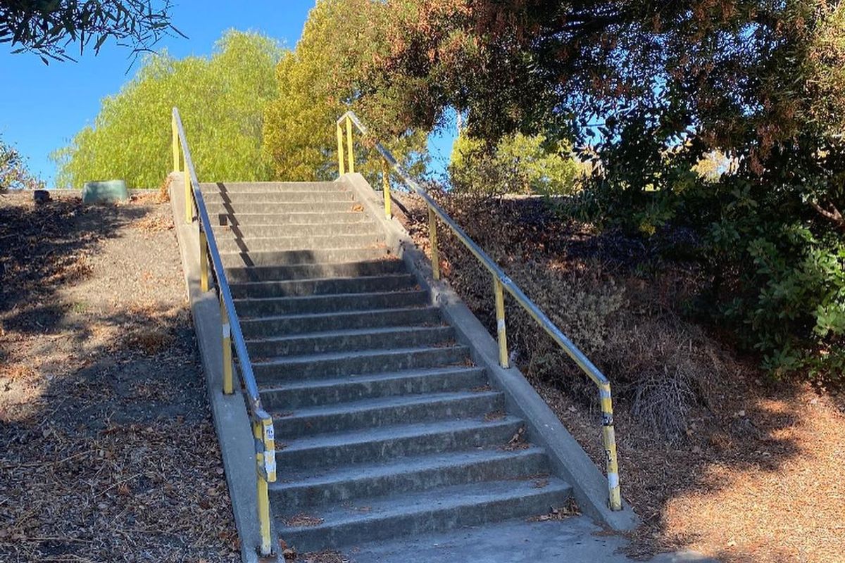 Image for skate spot Diablo Valley College 18 Stair Rail