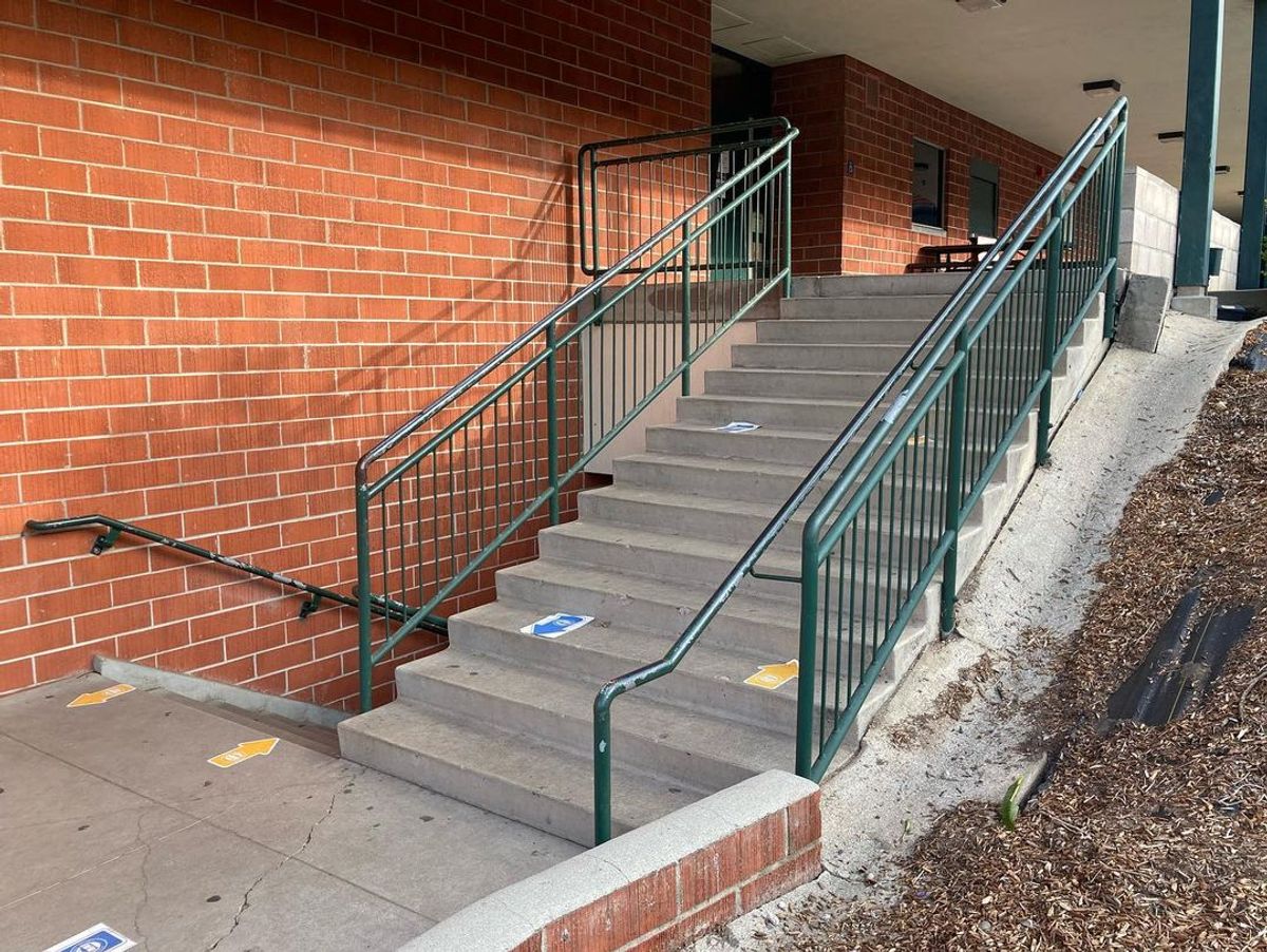 Image for skate spot Lorbeer Middle School - 14 Stair Rail