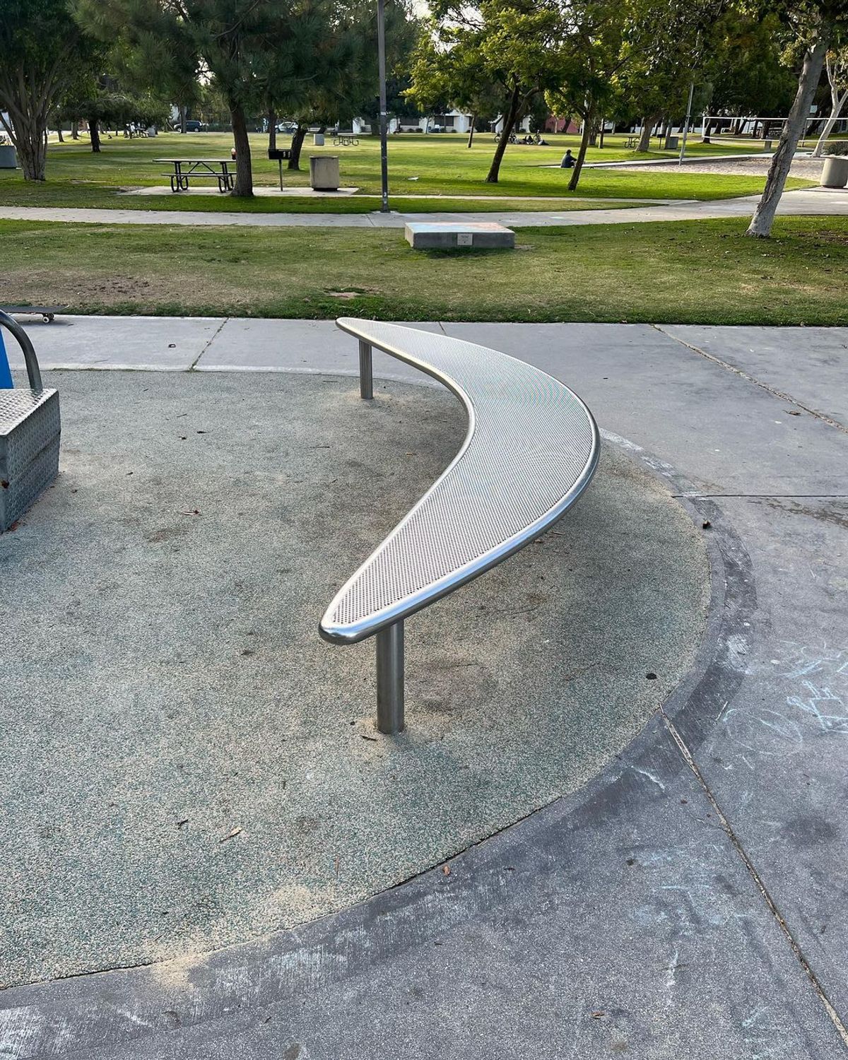 Image for skate spot Clover Park - Metal Curve Ledge