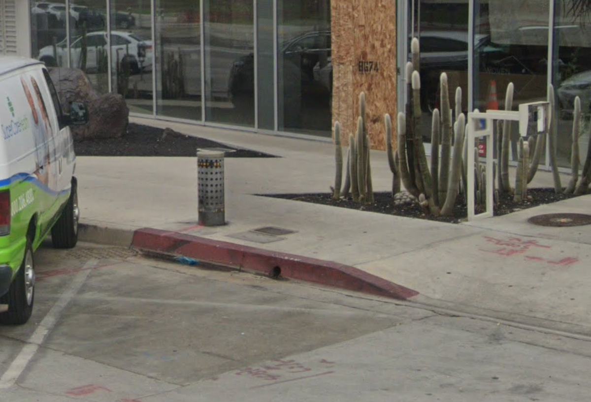 Image for skate spot Melrose Ave - Curb Cut Bump Over Pole