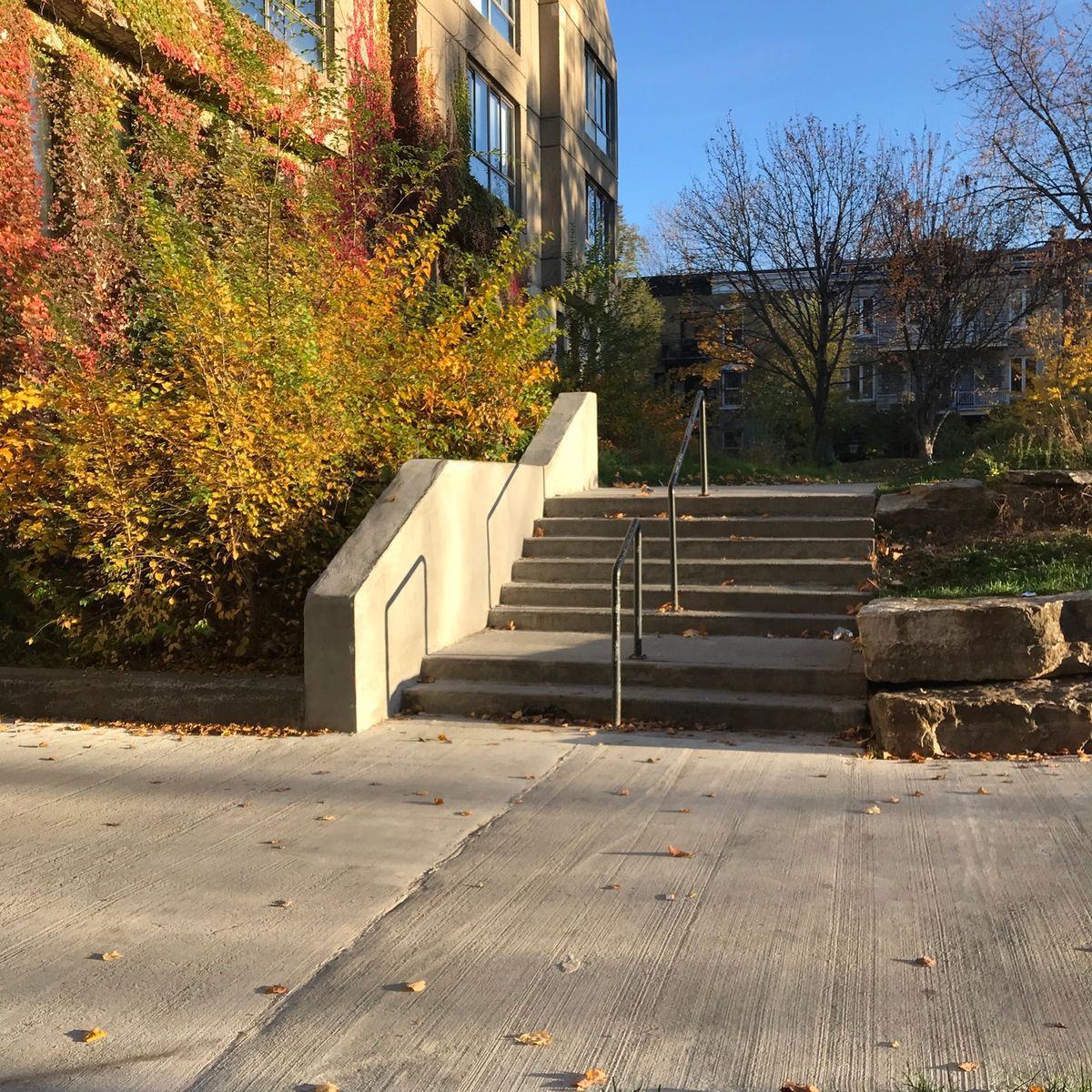 Image for skate spot École secondaire Jeanne-Mance - 6 Flat 2 Double Set Hubba