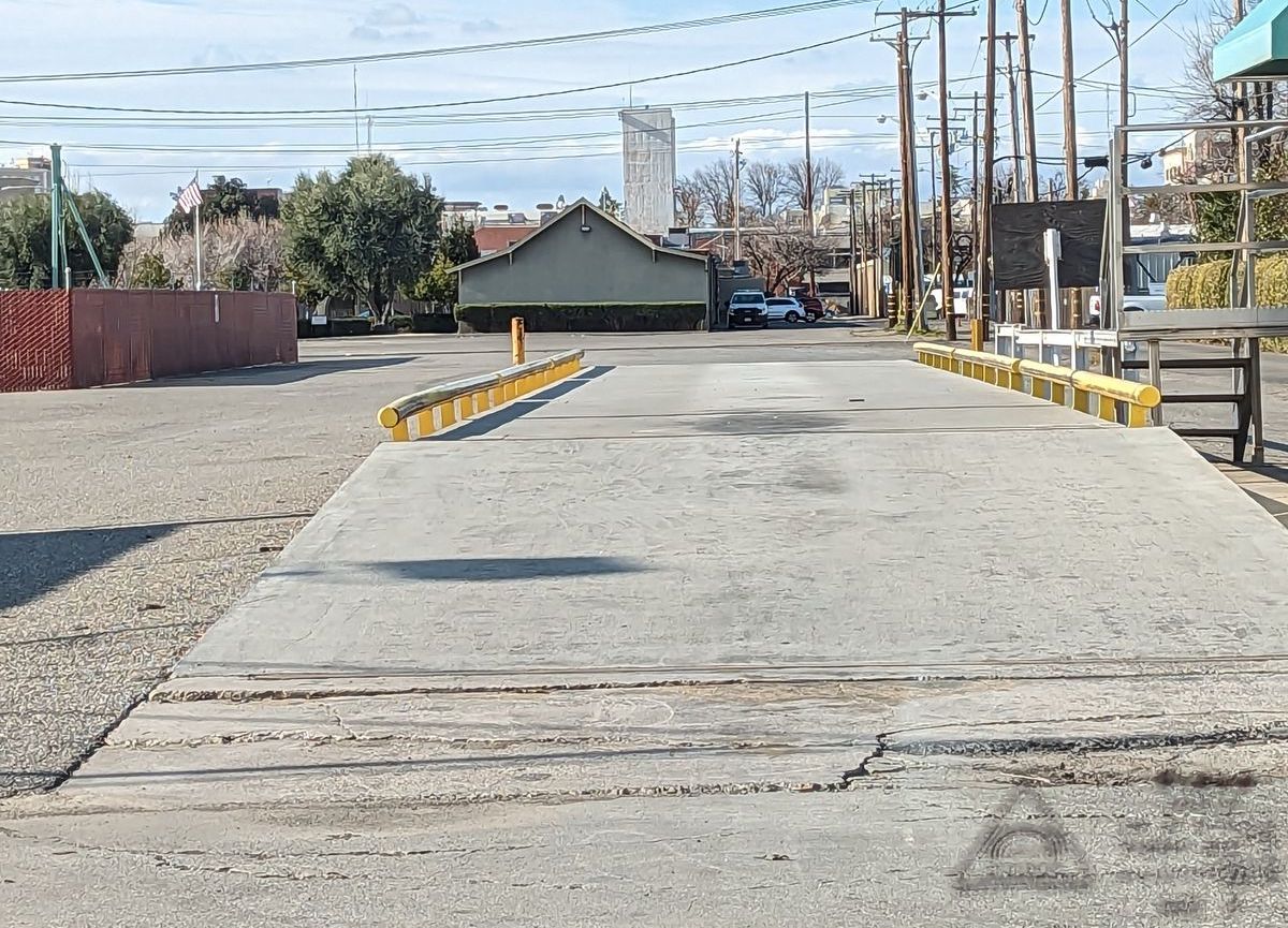 Image for skate spot 12th St - Loading Dock Flat Rails