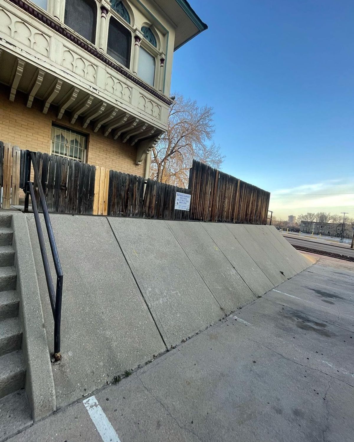 Image for skate spot E 8th Ave - Banks