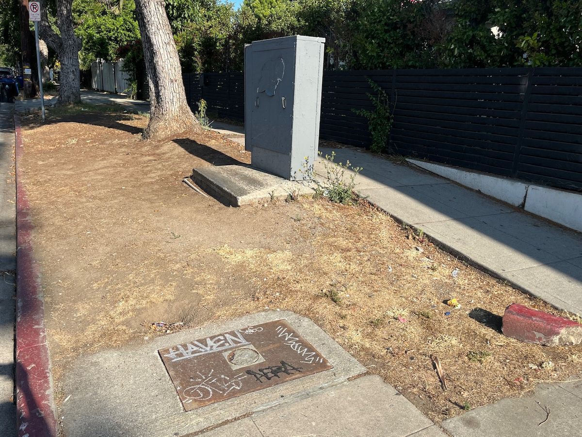 Image for skate spot Yosemite Dr - Bump To Ledge