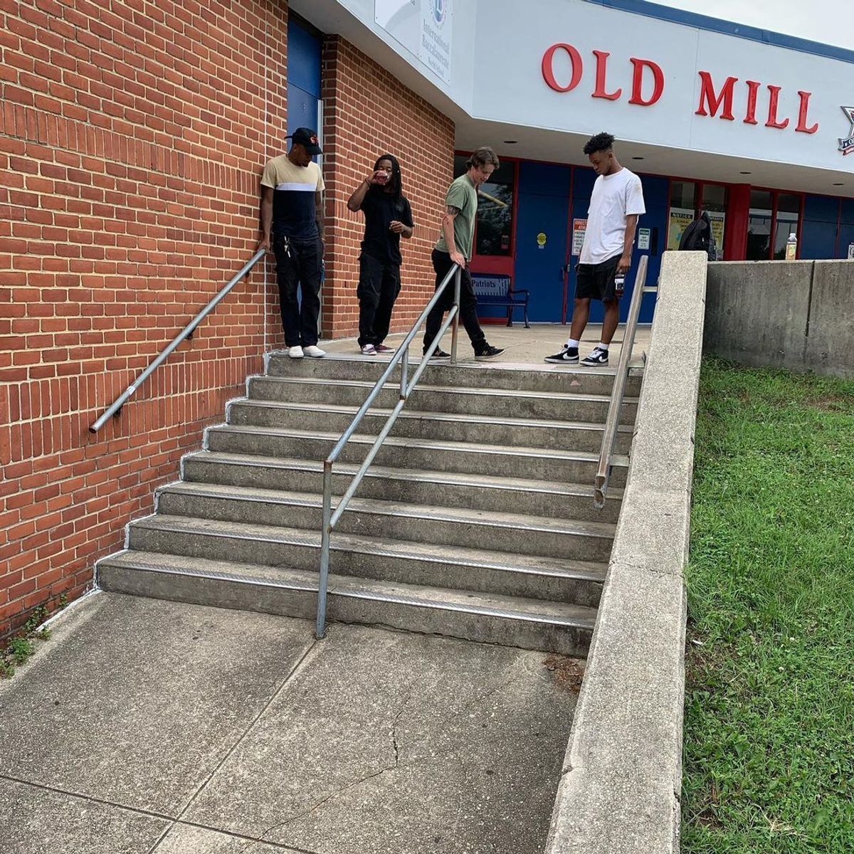 Image for skate spot Old Mill Senior High School - 8 Stair Rail