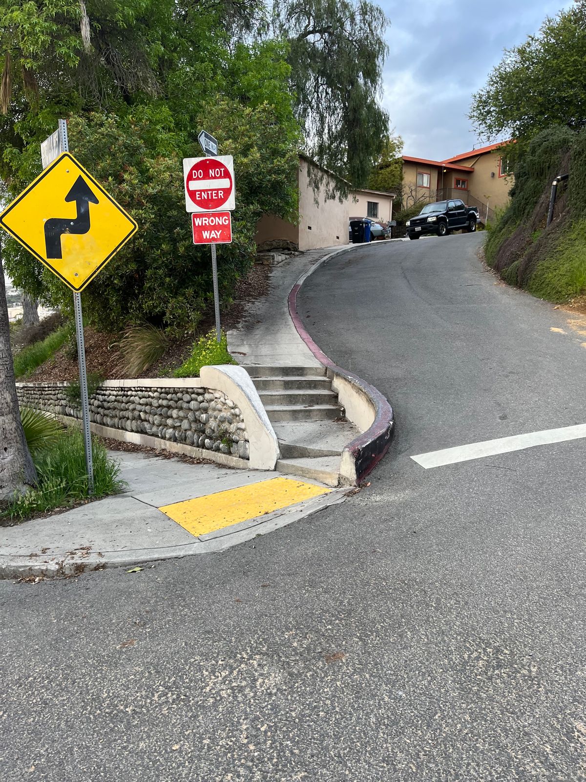 Image for skate spot North Ave - Curved Ride On Ledge