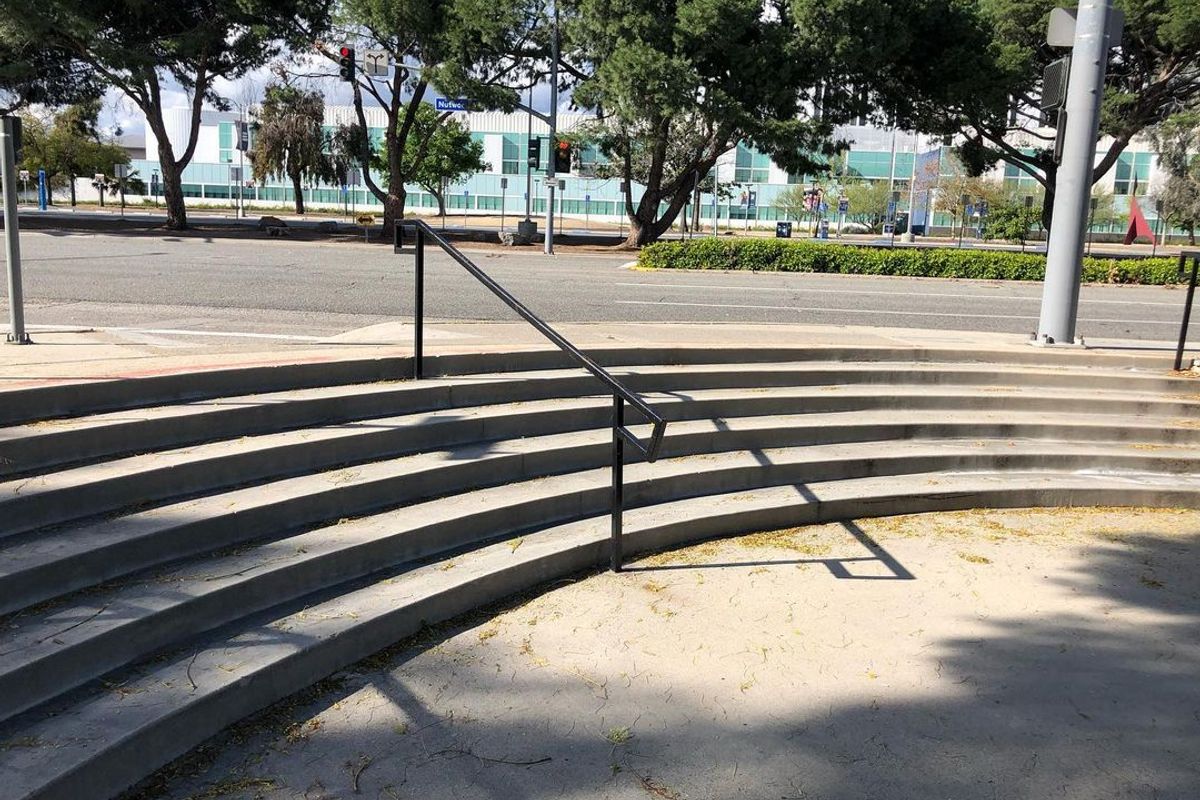 Image for skate spot HIU Bump To Rail