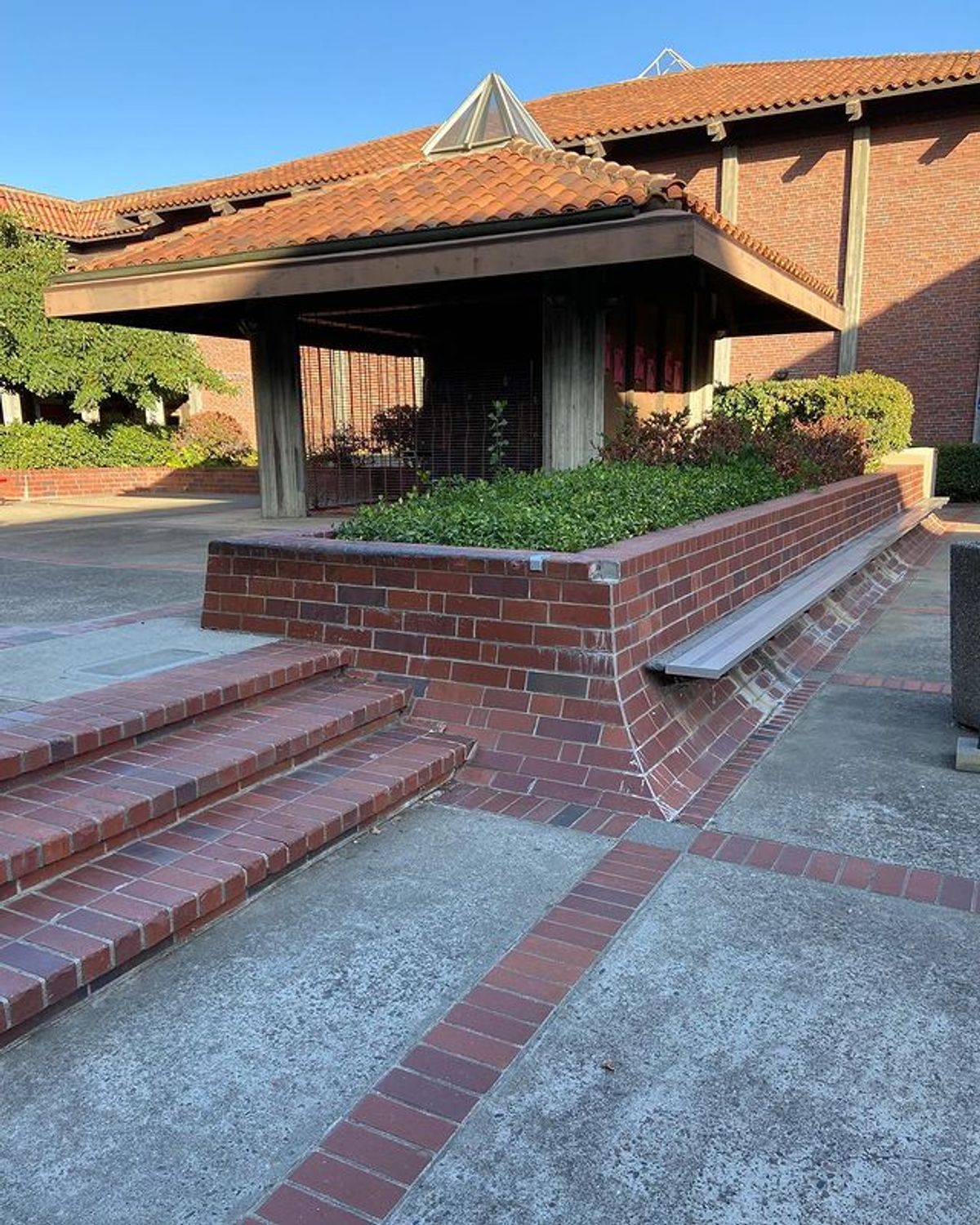 Image for skate spot Sacramento City College - Brick Quarter Ledges