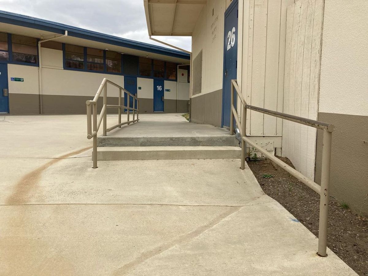 Image for skate spot Sierra Vista Elementary School - 2 Stair Out Rail