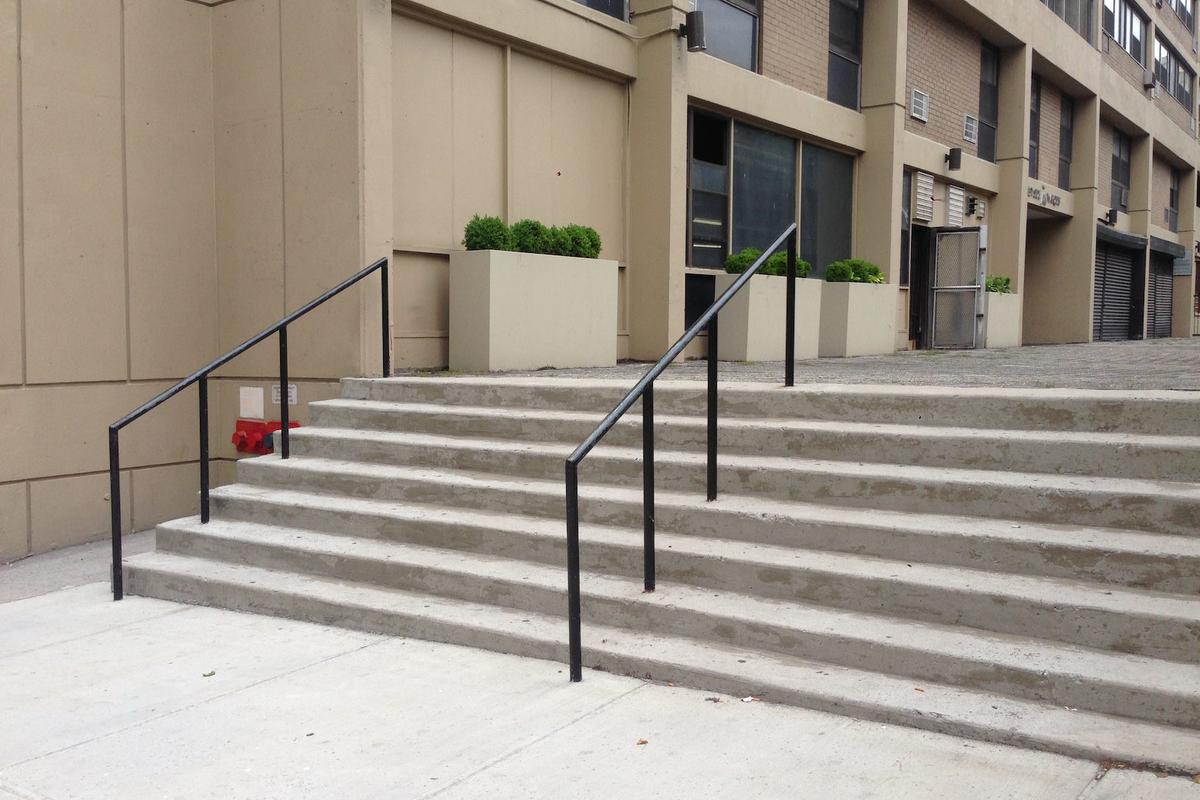 Image for skate spot Black 7 Stair Rail