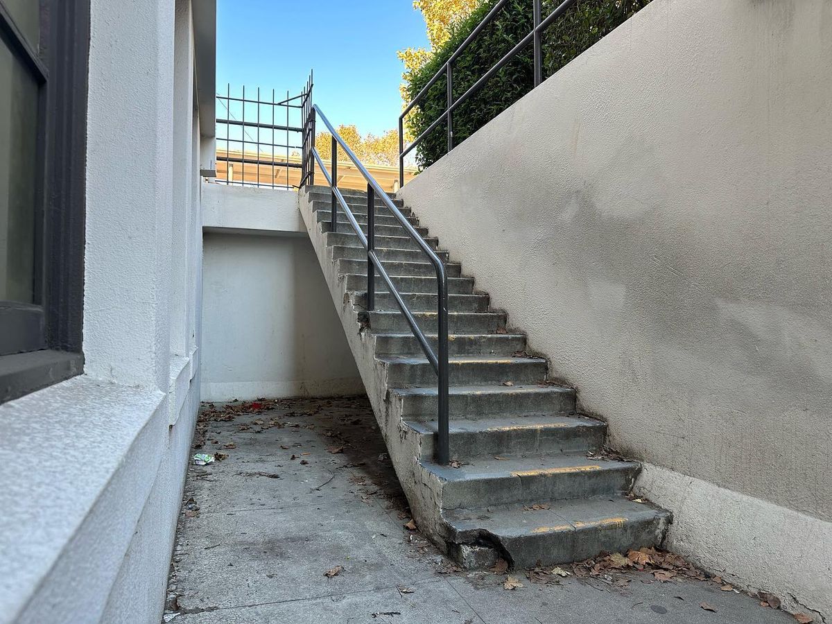 Image for skate spot East Whittier Middle School - 17 Stair Rail