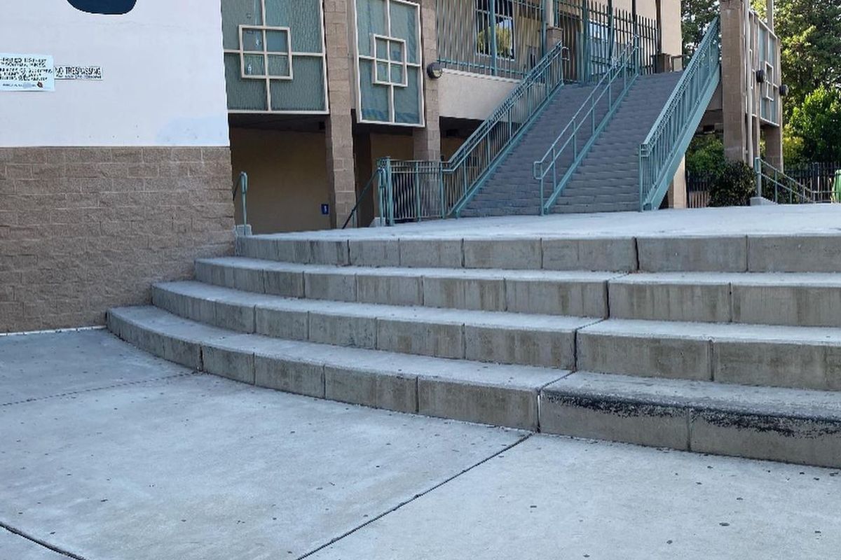 Image for skate spot Silver Creek High School 4 Block