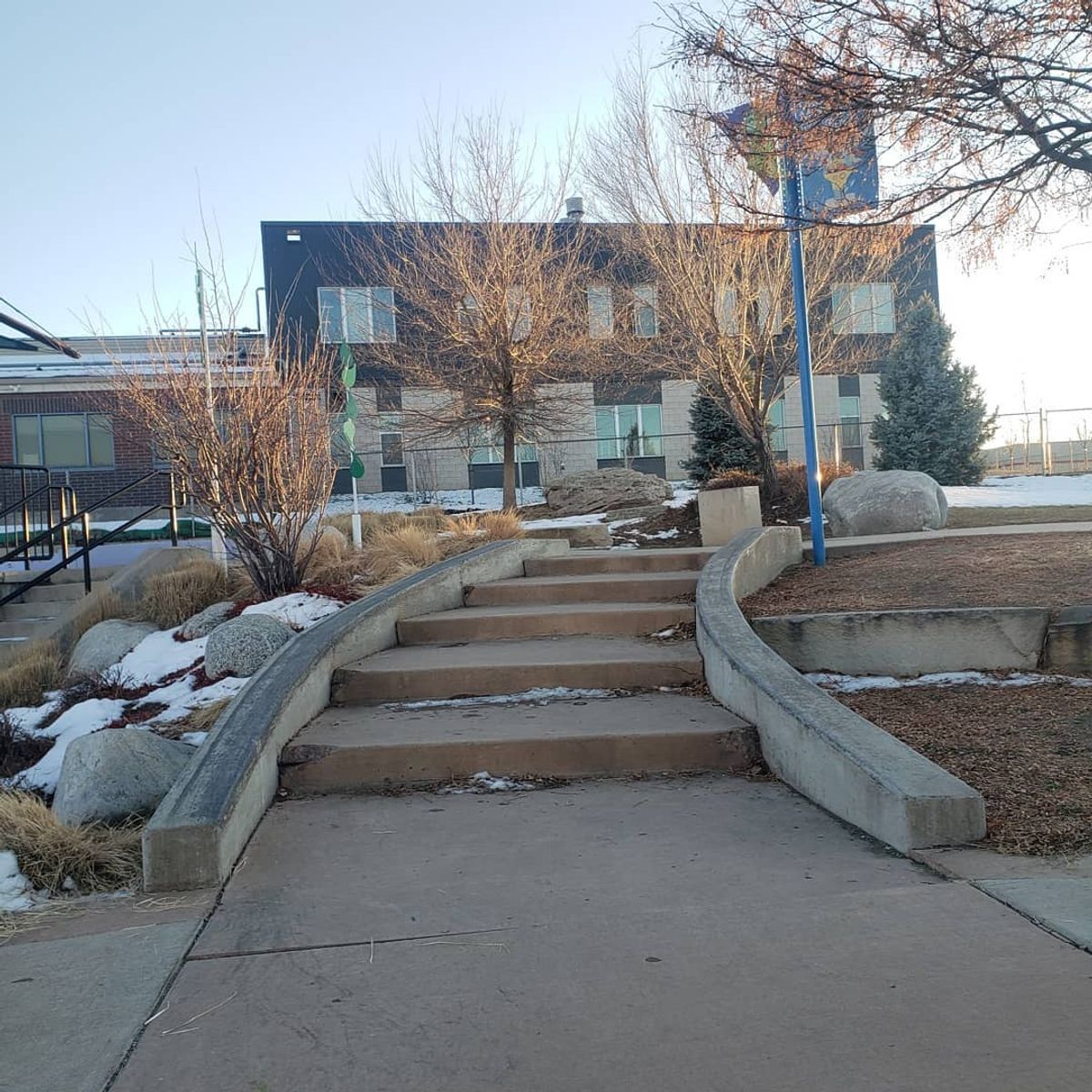 Image for skate spot Valverde Elementary School Curved 5 Stair Ledge