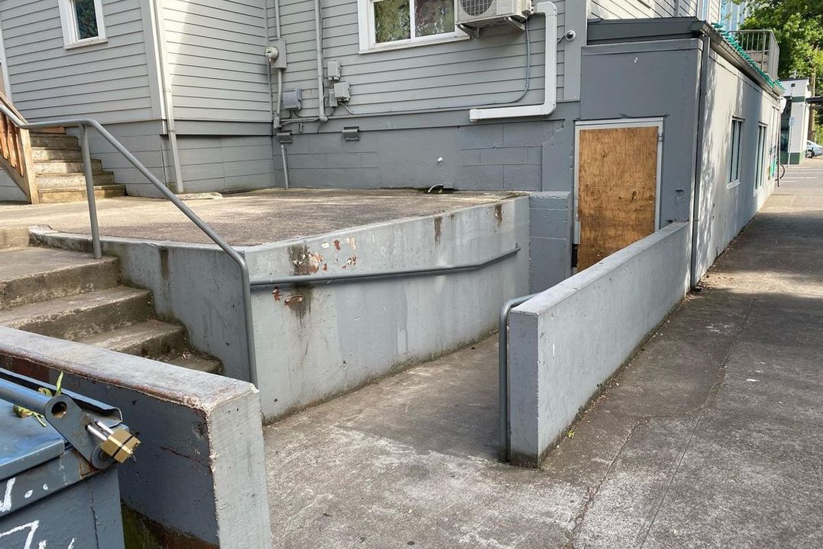 Image for skate spot Floyds Fine Cannabis Gap Over Wall