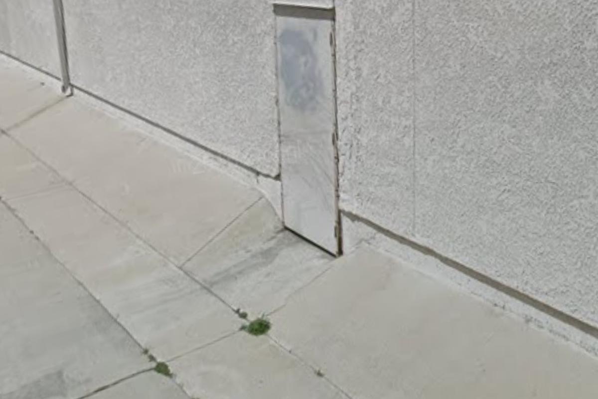 Image for skate spot Banked Wallride Over Door