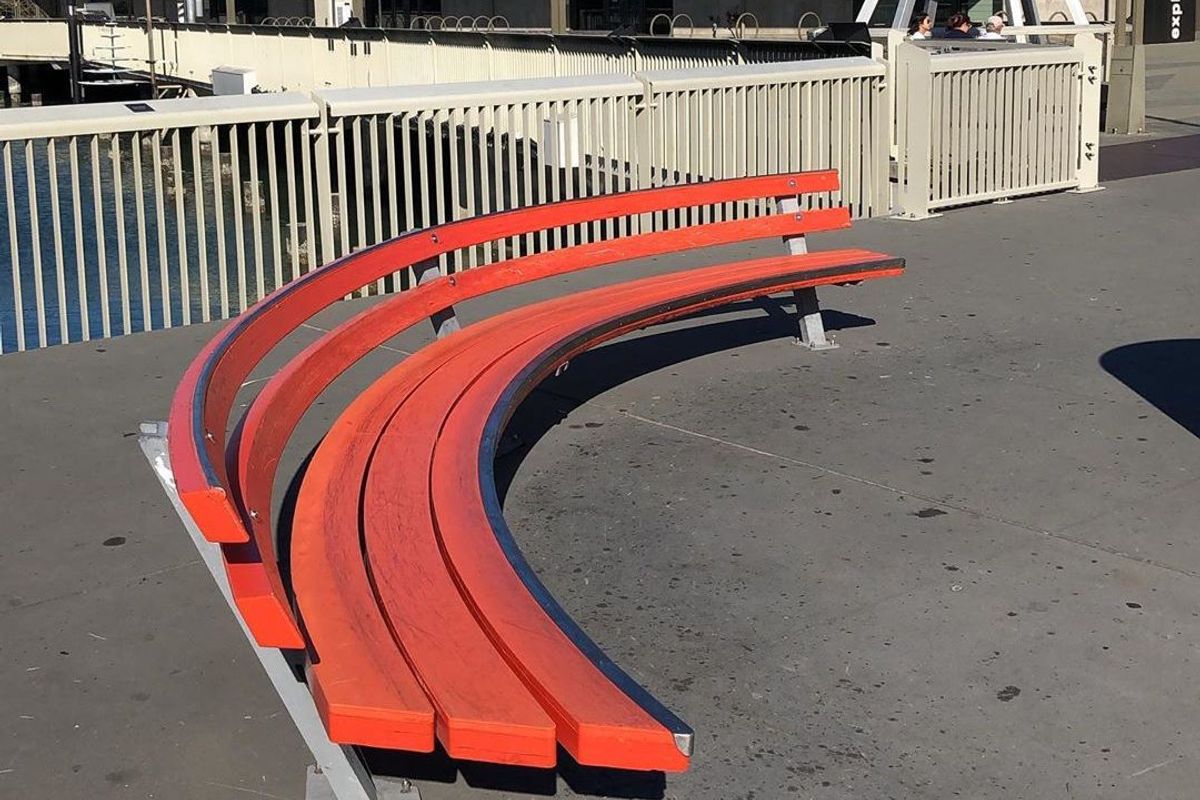 Zenuwinzinking Bevestigen aan Het pad Pier 15 Curved Bench - FindSkateSpots