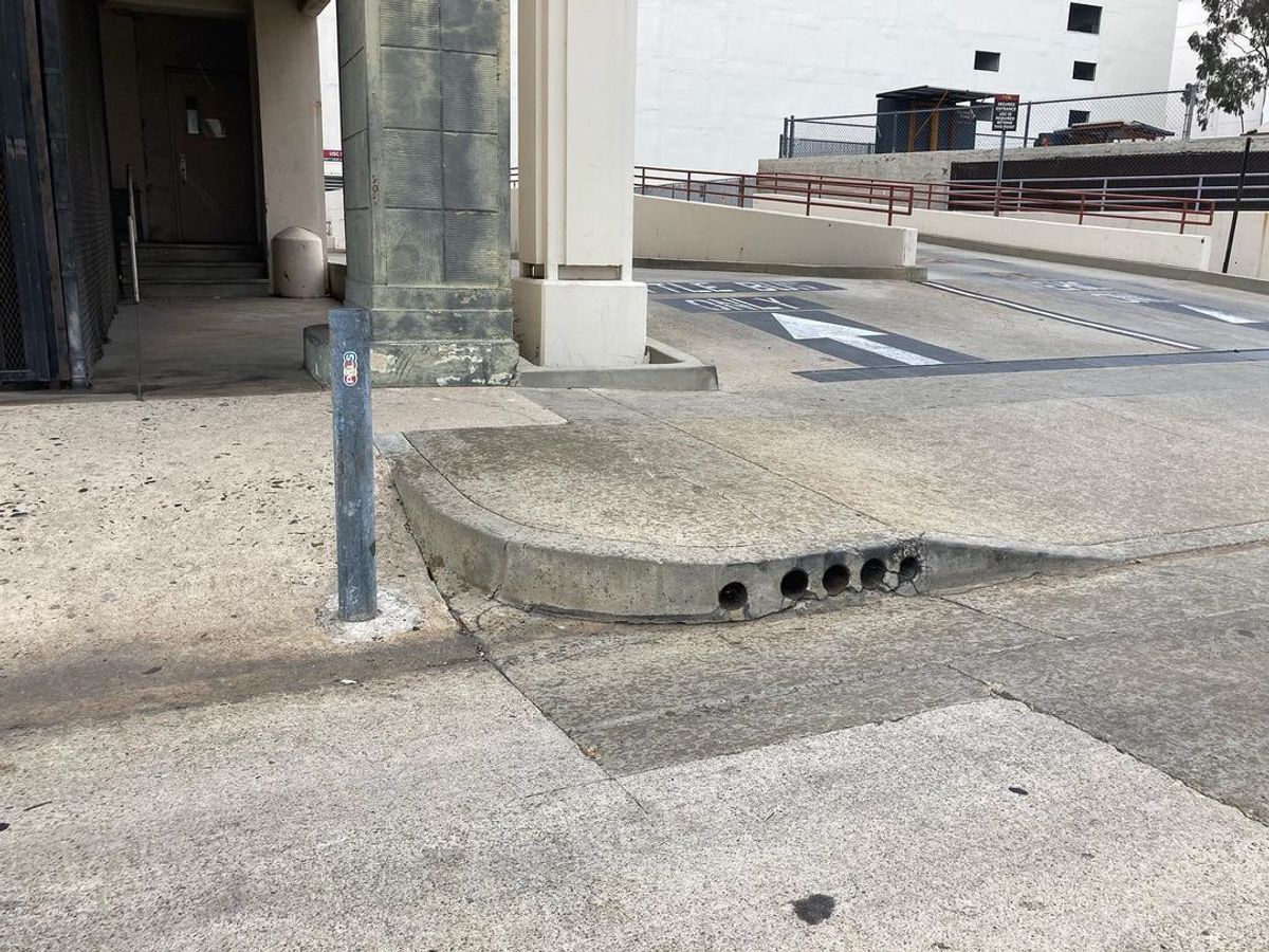 Image for skate spot West 35th St - Bump Over Pole