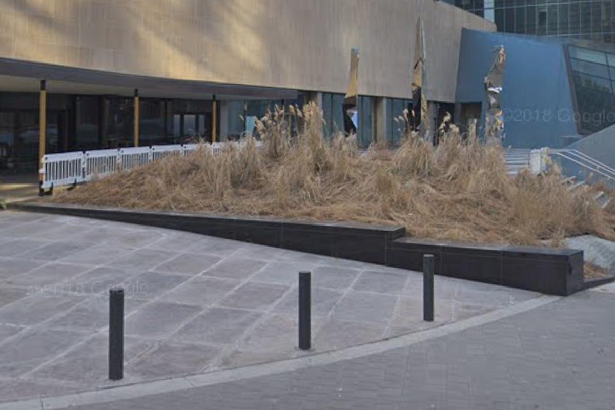 Image for skate spot Sony Centre Ledge Drop Ledge