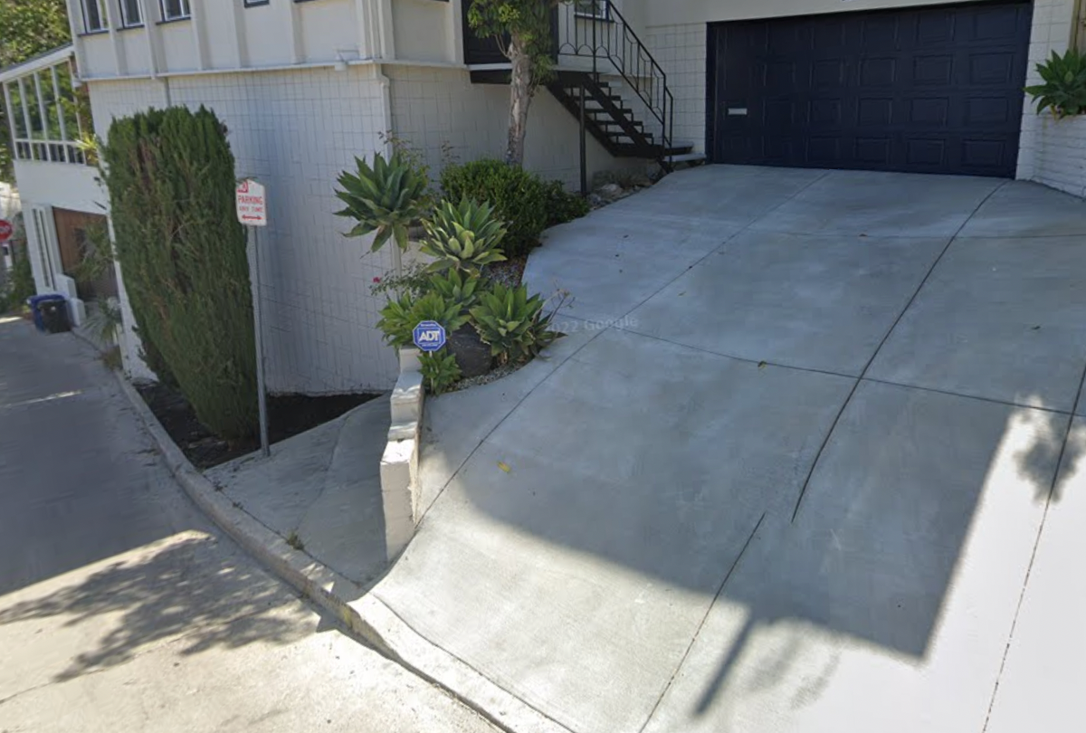 Image for skate spot Deloz Ave - Driveway Gap