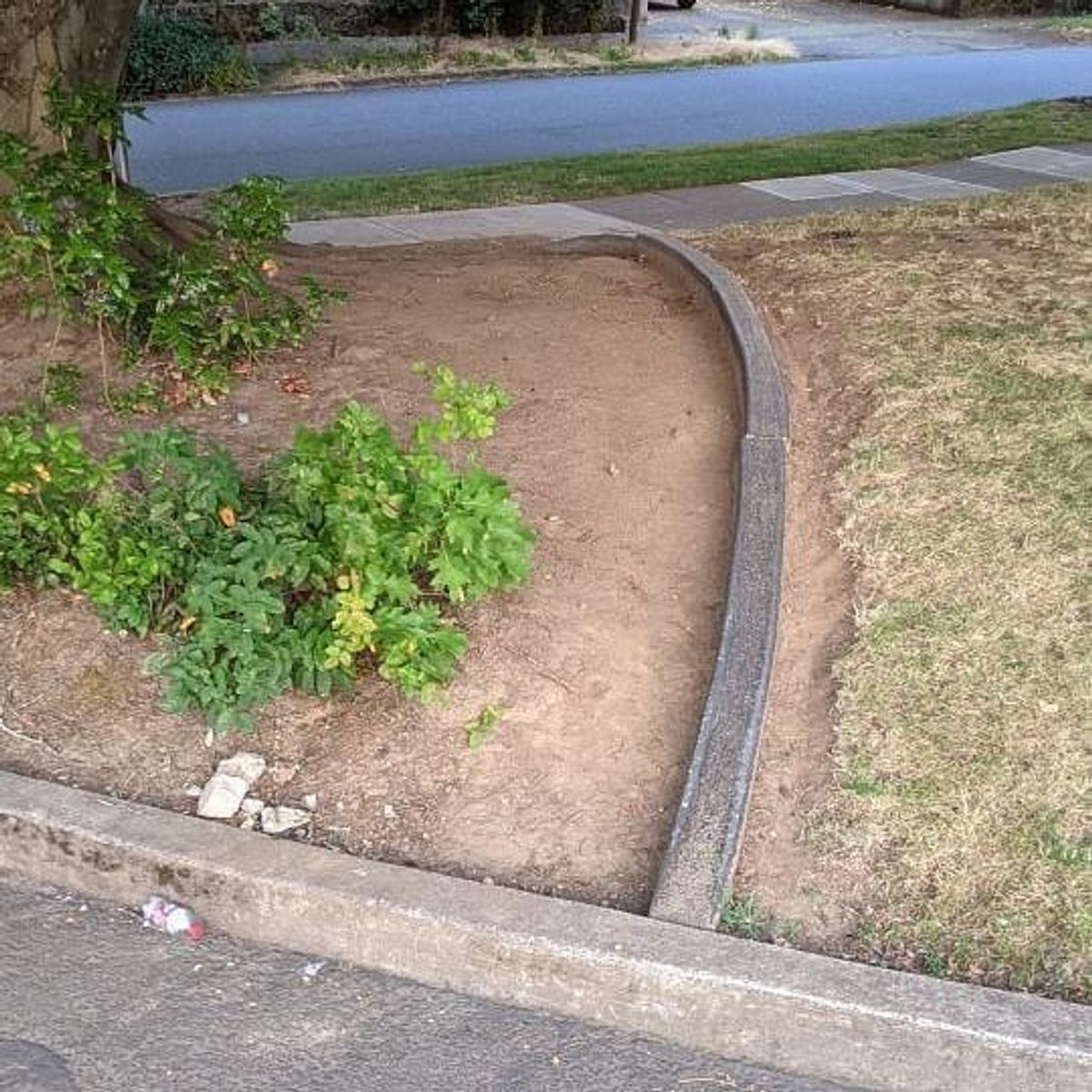 Image for skate spot SE 30th Ave - Curved Curb Ledge