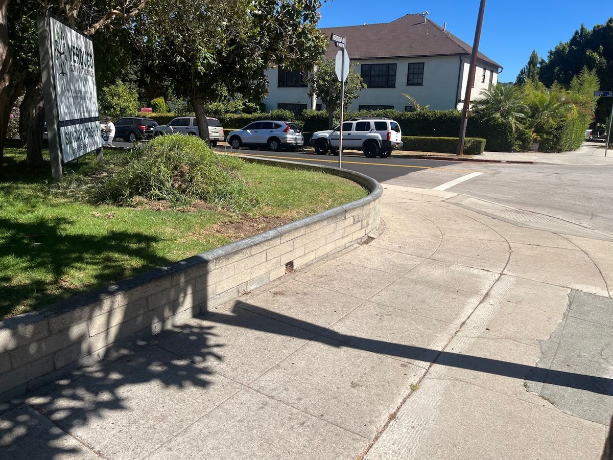 Image for skate spot Verdugo Church - Pop Out Curve Ledge