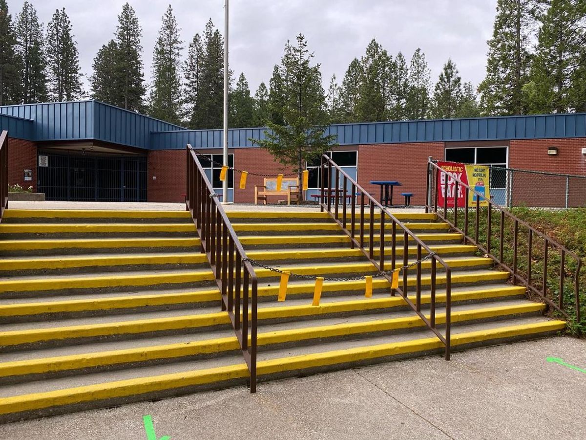 Image for skate spot Seven Hills Middle School - 9 Stair Rails