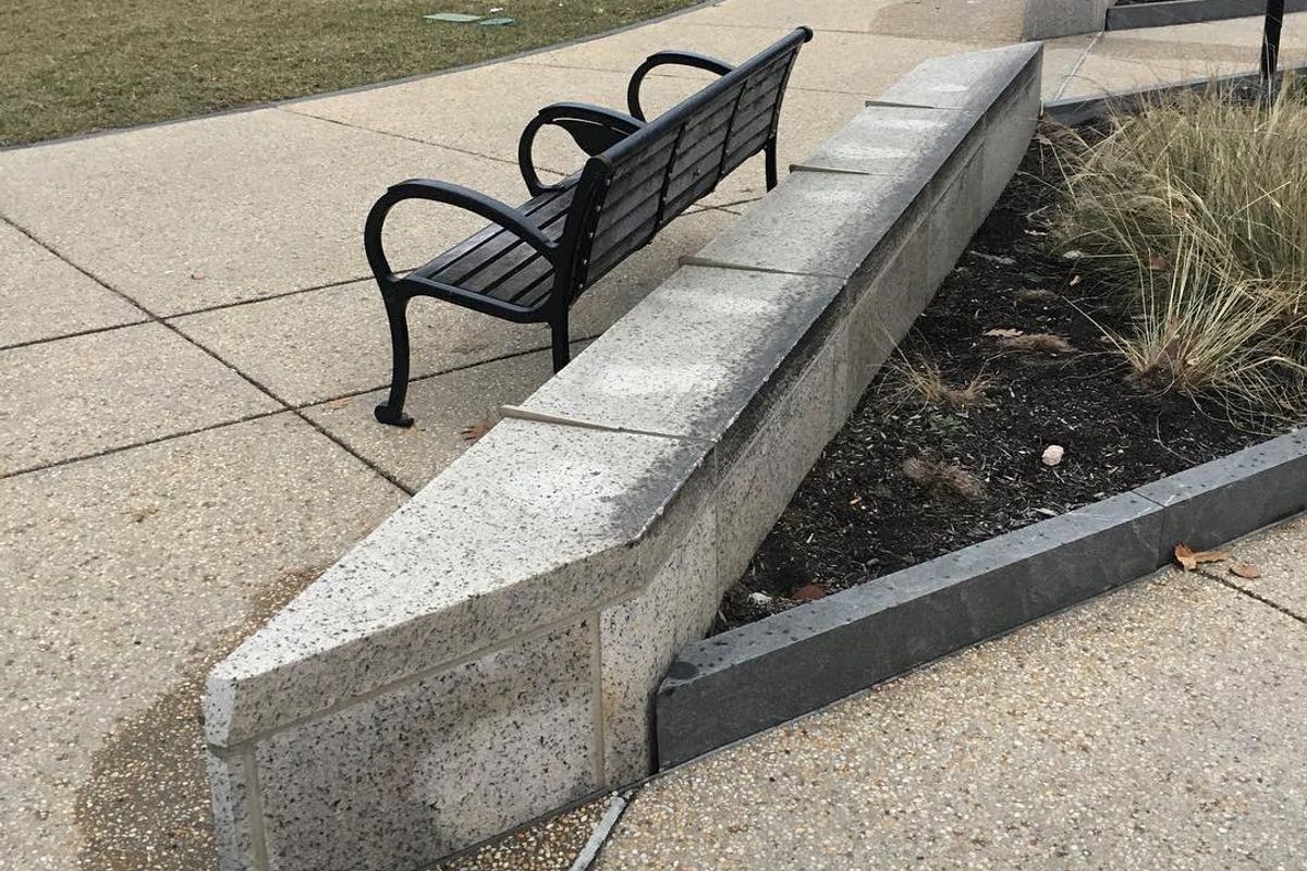 Image for skate spot Shakespeare Memorial - Planter Ledge