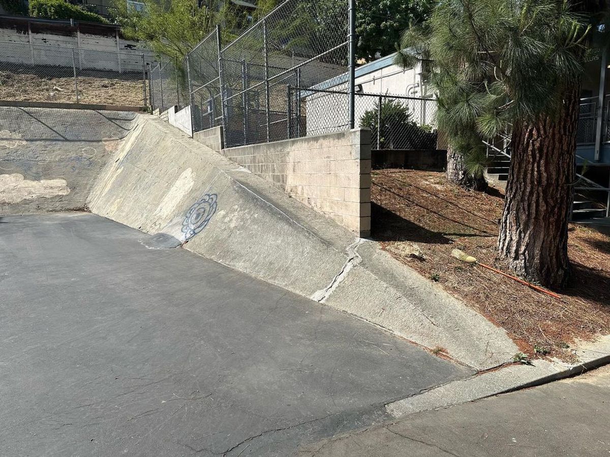 Image for skate spot Huntington Drive Elementary - DIY Bank Ledge