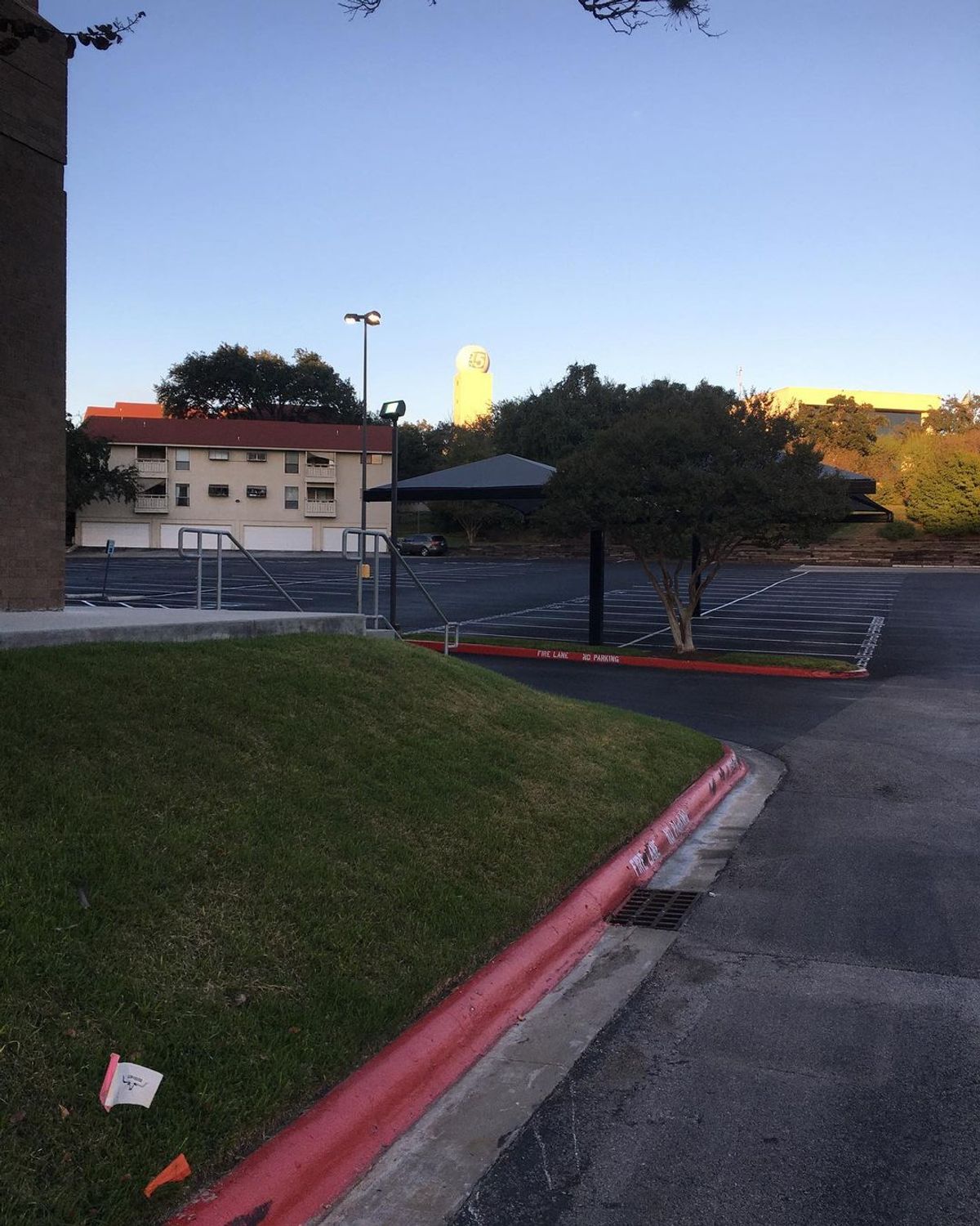 Image for skate spot Legacy Oaks Medical Complex - Grass Gap