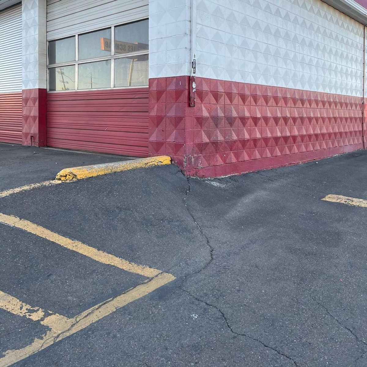 Image for skate spot Les Schwab - Bank To Curb / Wallride