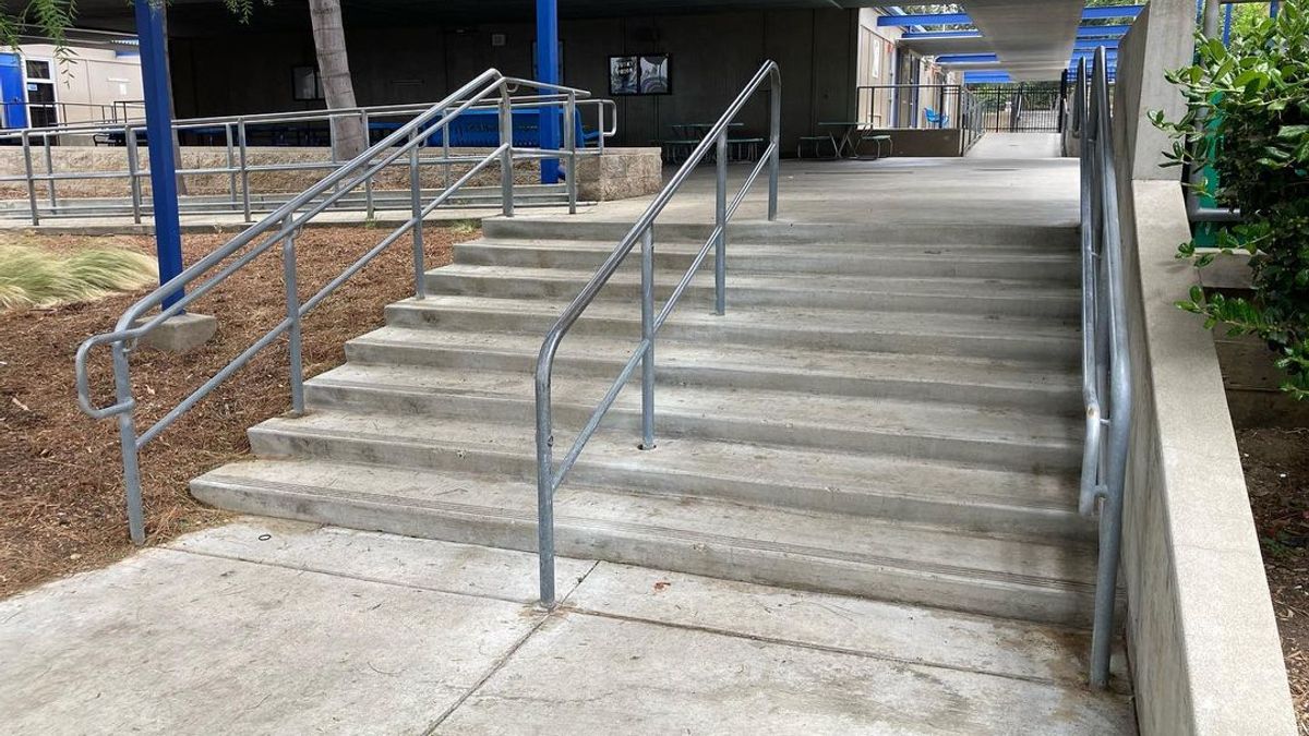 Image for skate spot Hollencrest Middle School - 8 Stair Rail