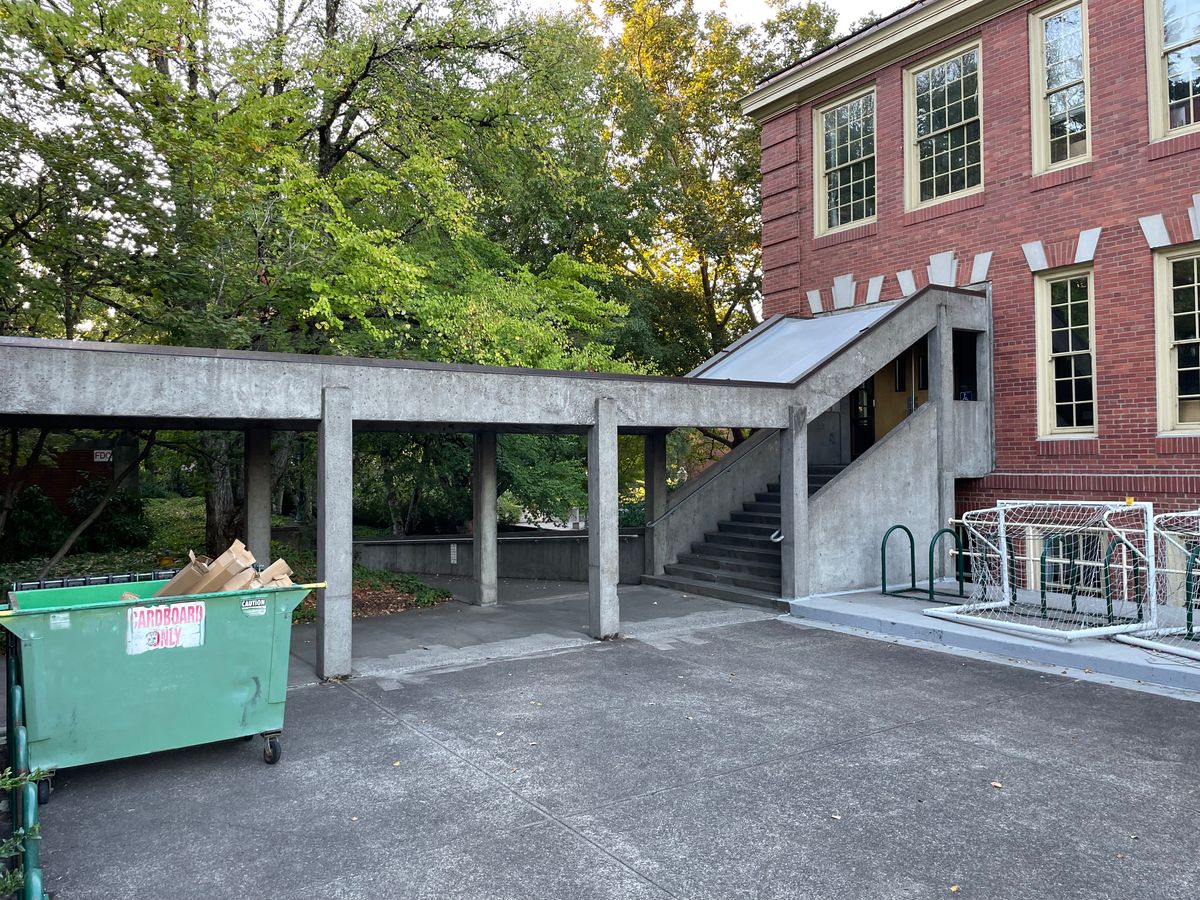 Image for skate spot University of Oregon - Roof bank