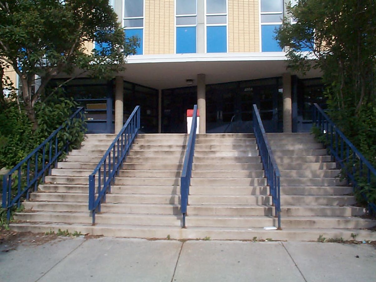 Image for skate spot James Fowler High School  - 13 Stair Rails