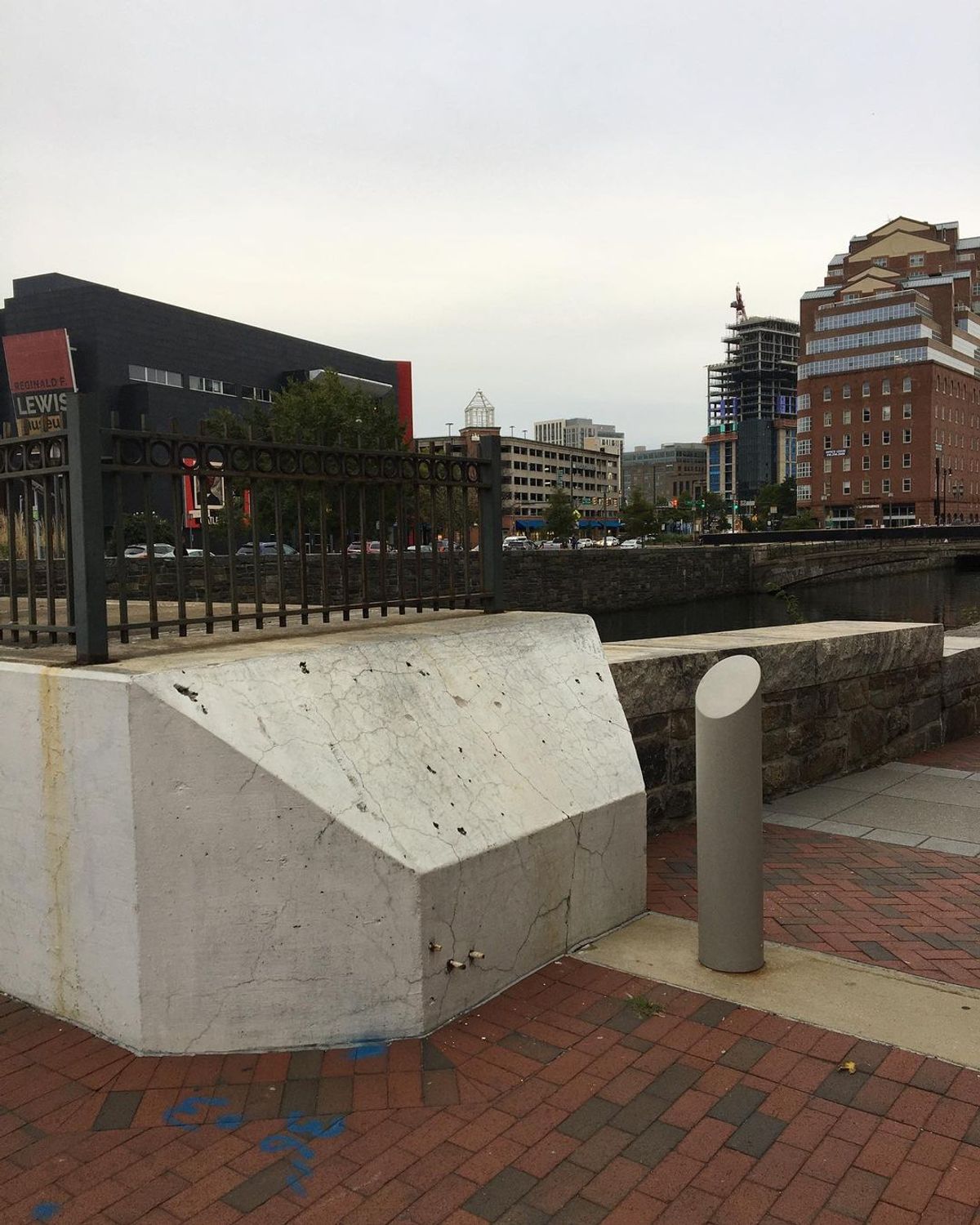 Image for skate spot E Lombard St - Bank Ledge