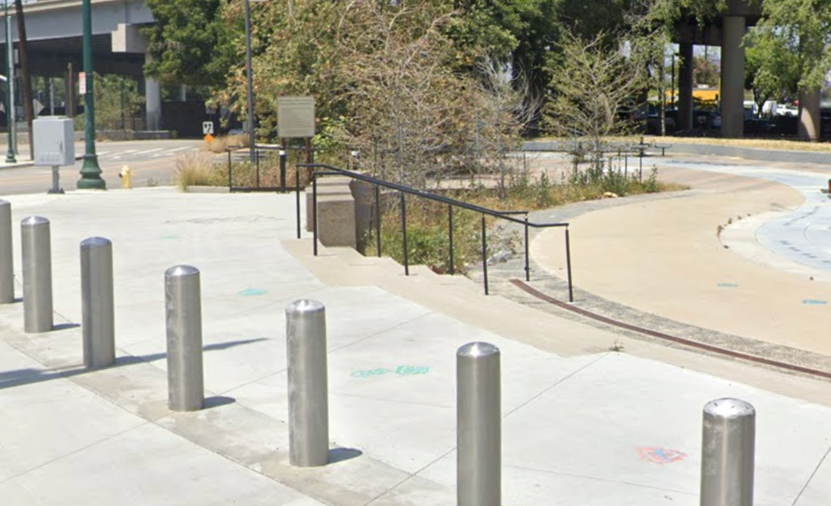 Image for skate spot Confluence Plaza - 5 Stair Kink Rail