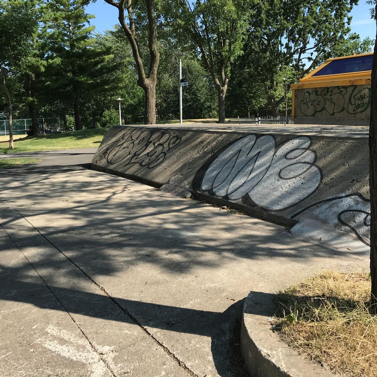 Image for skate spot Préfontaine Bank Ledge